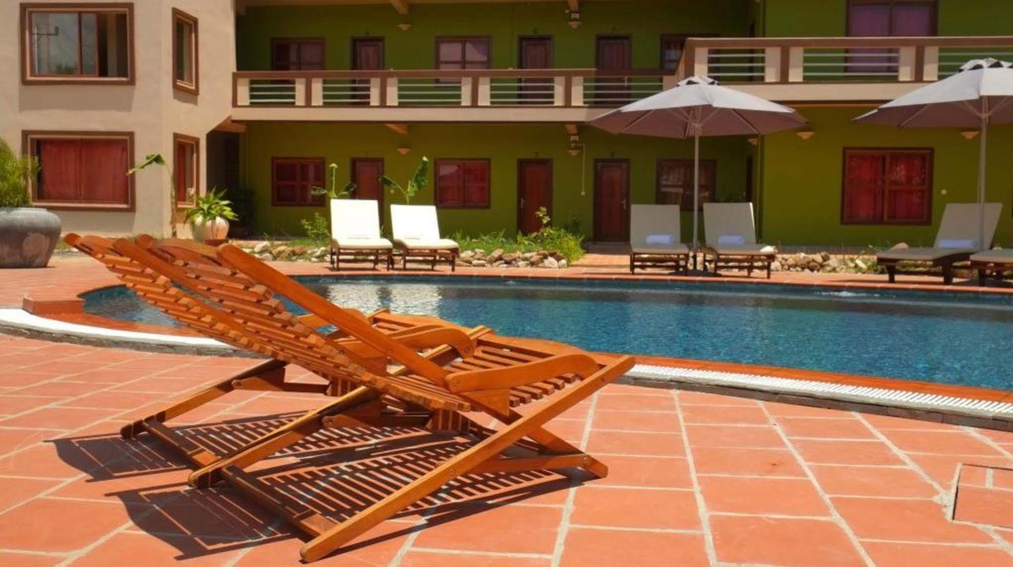 Hotel The Moon Kampot Boutique Exterior foto